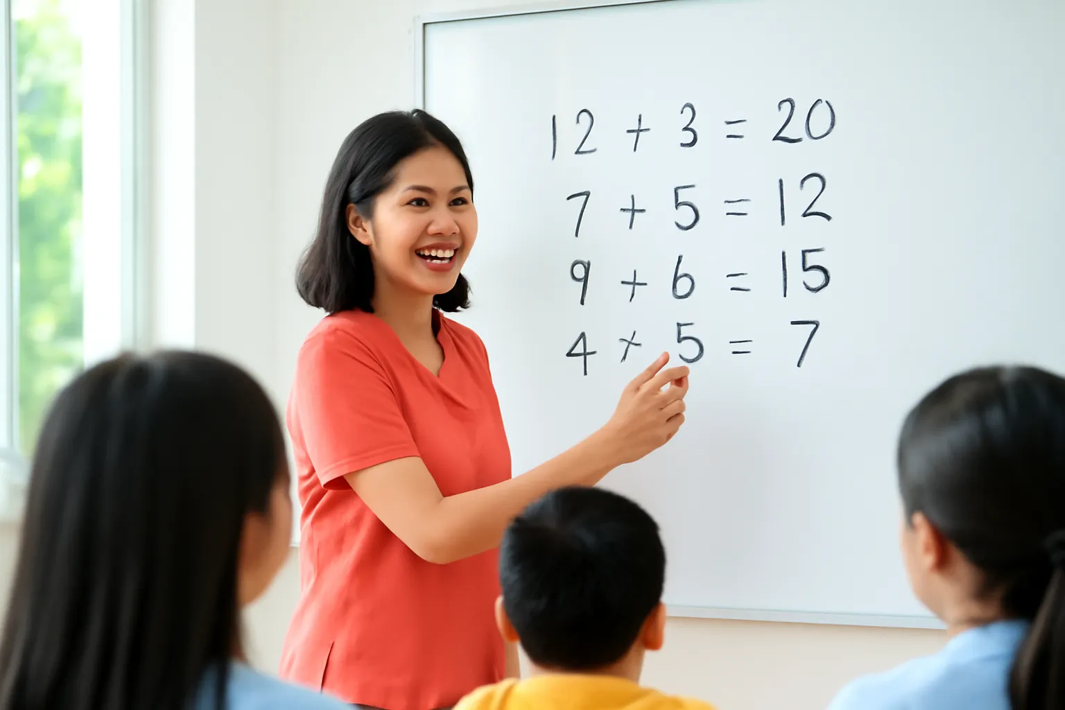 Thầy giáo trẻ viết phép cộng các số lên bảng trước lớp học